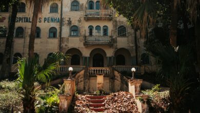Modern hospital building exterior with multiple floors and medical center signage