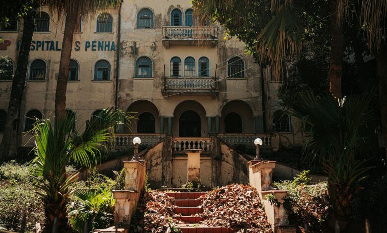 Modern hospital building exterior with multiple floors and medical center signage