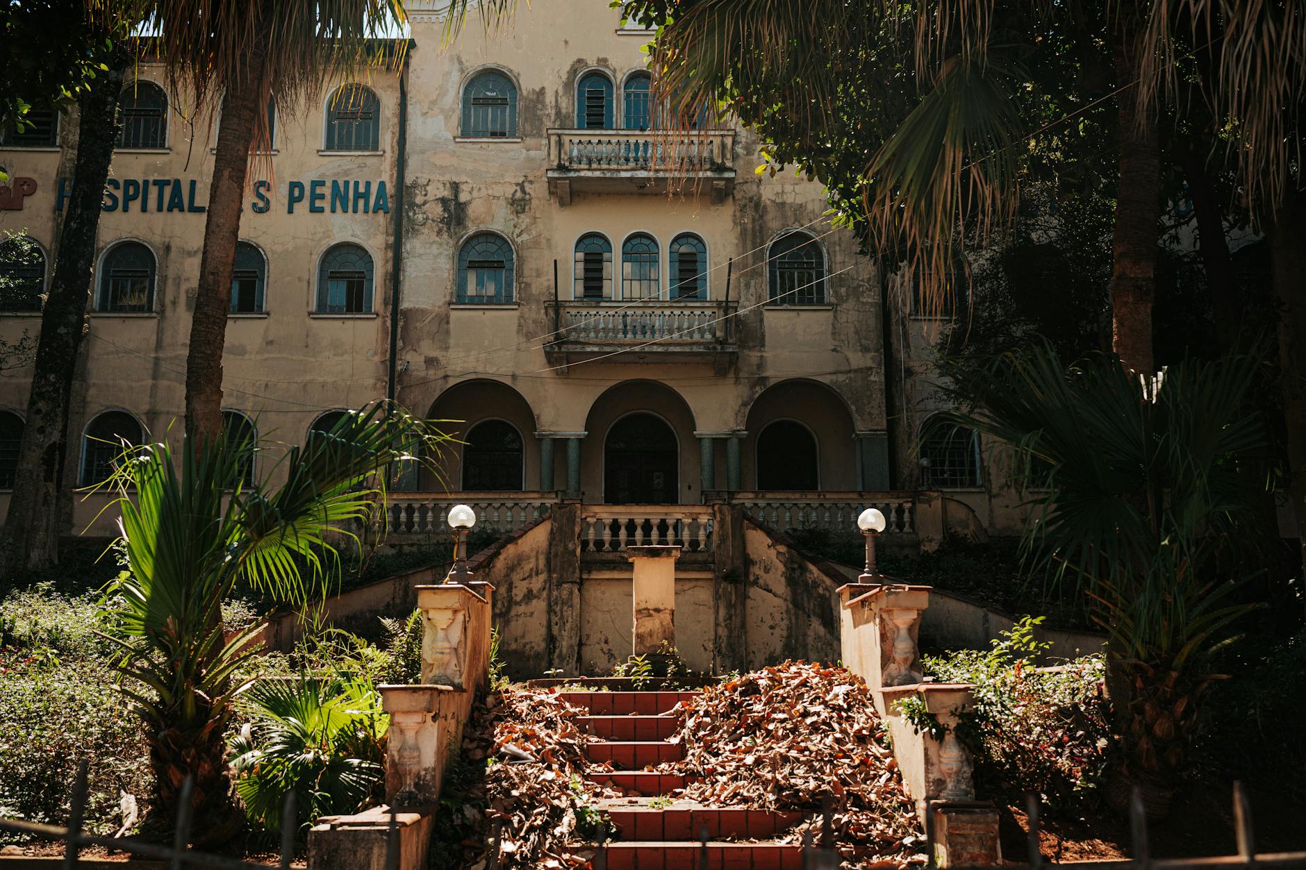 Modern hospital building exterior with multiple floors and medical center signage