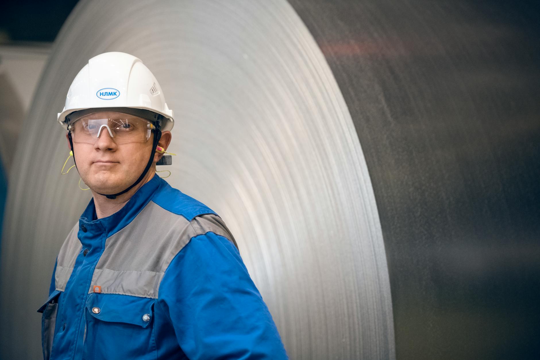 Steel manufacturing process with molten metal and industrial equipment