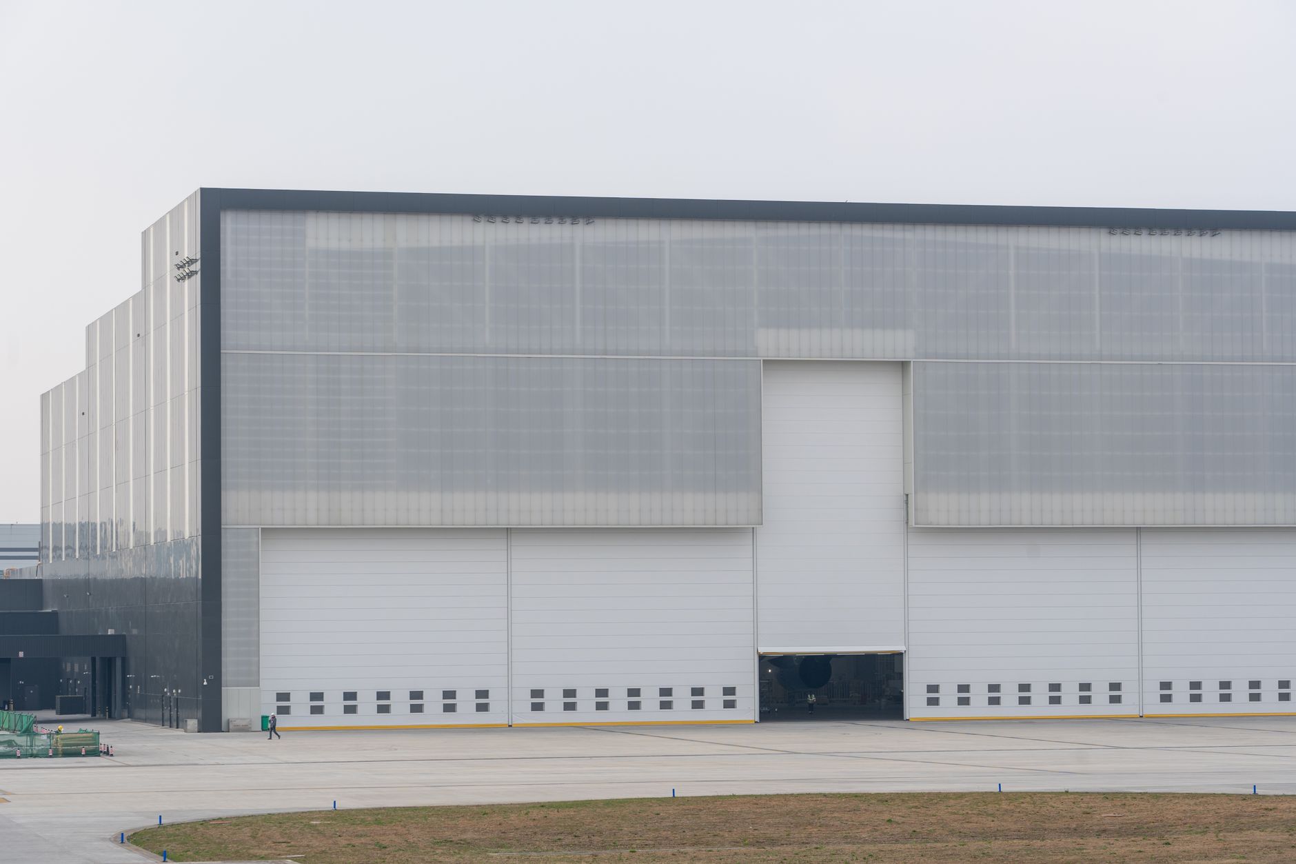 Industrial warehouse facility of the type commonly involved in net lease sale-leaseback deals