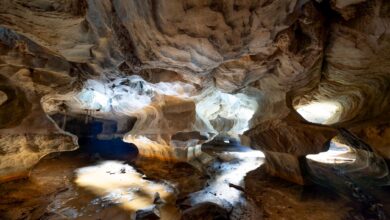 Large underground cavern formation suitable for compressed air energy storage