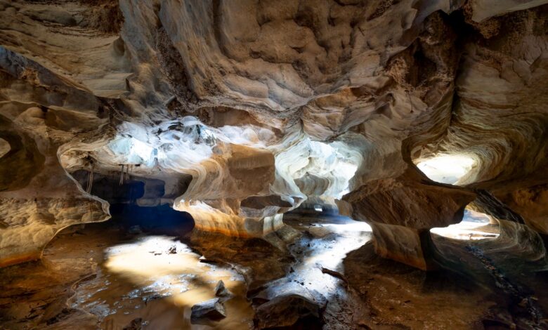 Large underground cavern formation suitable for compressed air energy storage