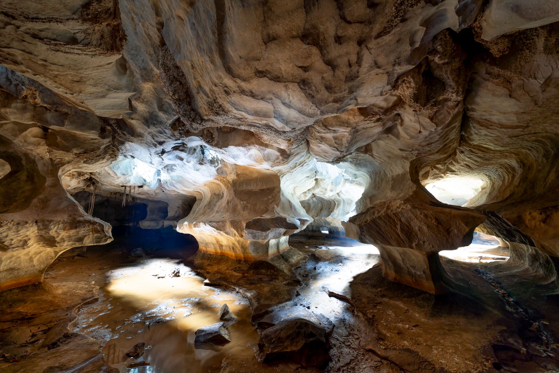 Large underground cavern formation suitable for compressed air energy storage