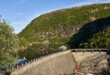 Large reservoir in mountainous terrain suitable for pumped hydro energy storage