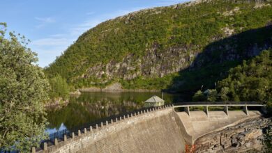 Large reservoir in mountainous terrain suitable for pumped hydro energy storage