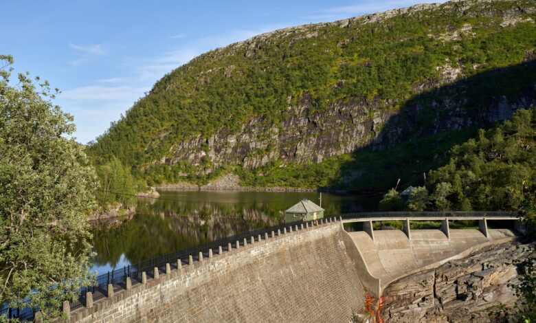 Large reservoir in mountainous terrain suitable for pumped hydro energy storage