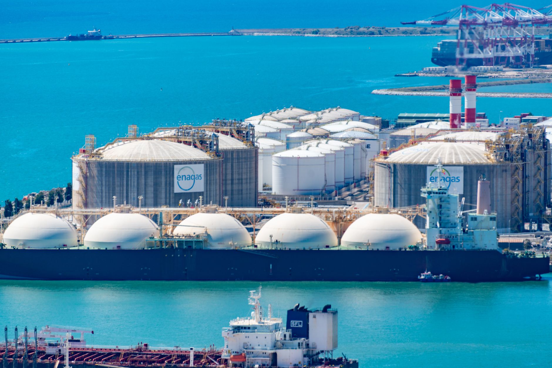 Industrial energy storage facility with large tanks and transmission infrastructure