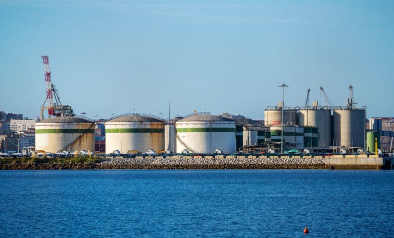 Large industrial storage terminal with tanks and pipelines for bulk liquid commodities