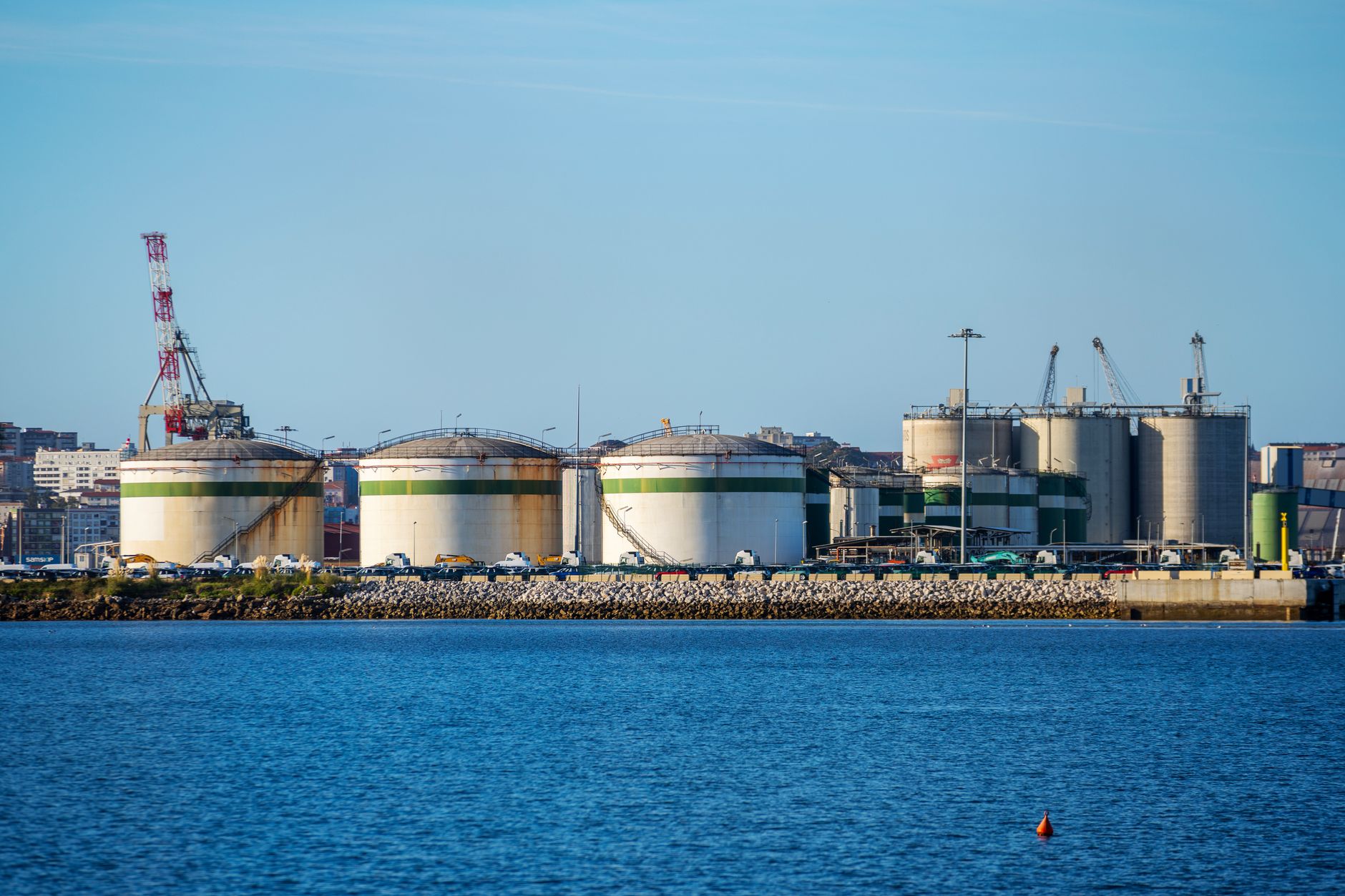 Large industrial storage terminal with tanks and pipelines for bulk liquid commodities