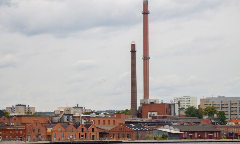 Large industrial manufacturing facility producing carbon black and chemical byproducts