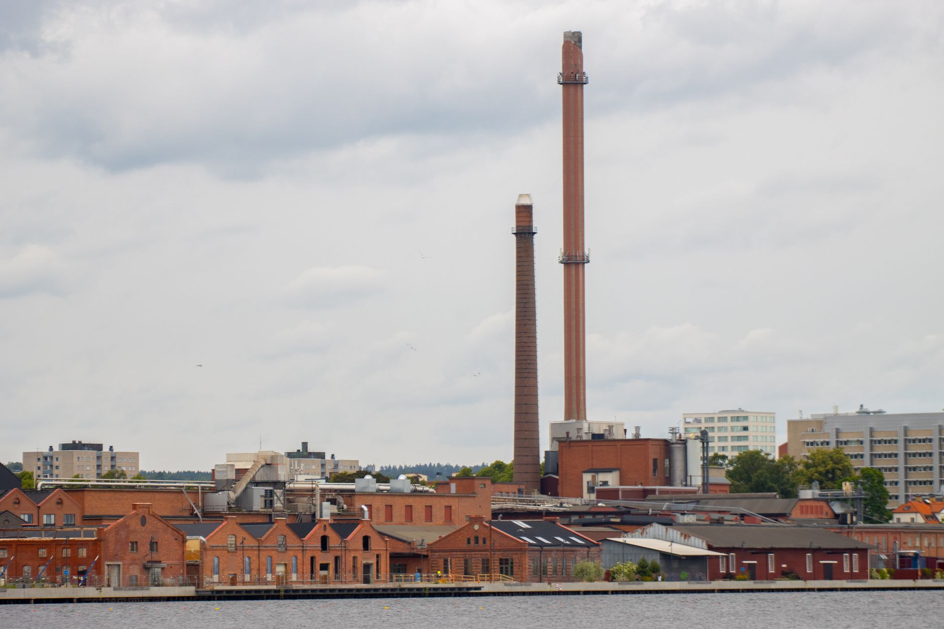 Large industrial manufacturing facility producing carbon black and chemical byproducts